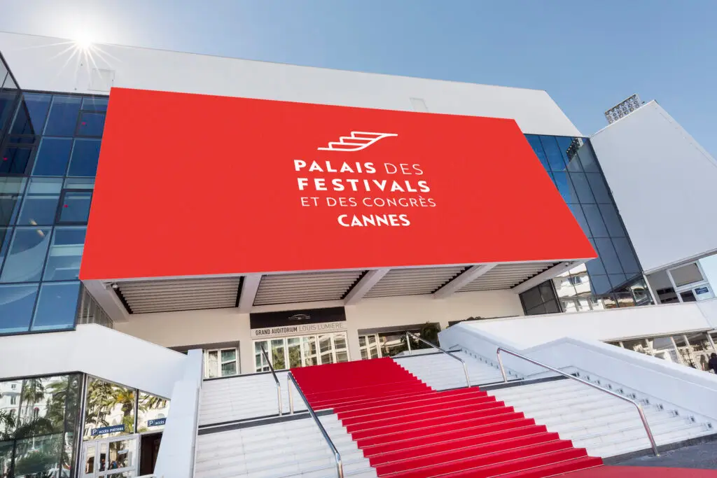 Façade du Palais des Festivals et des Congrès de Cannes avec son escalier rouge emblématique.