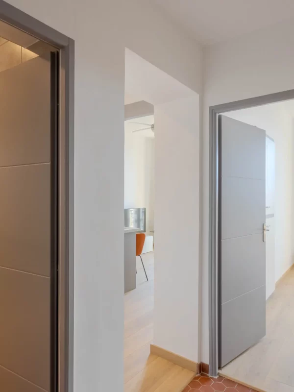 Vue sur le couloir donnant accès à la salle de bain, pratique pour circuler facilement dans l’appartement.